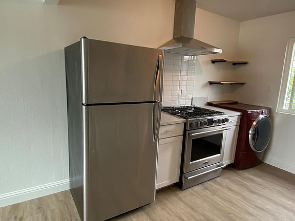 Portion Kitchen, Laundry in unit