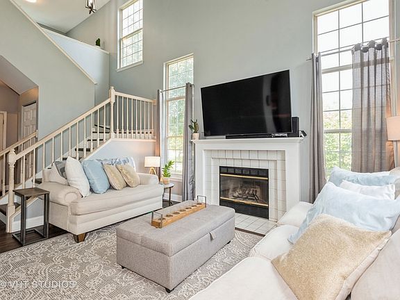 4th image of 399 Maidstone Ct