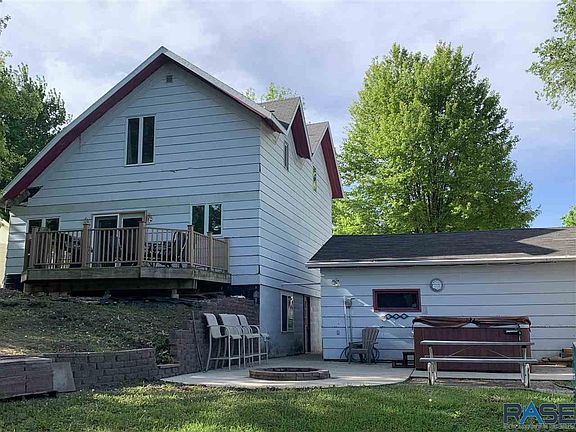 3rd image of 606 W Luverne St