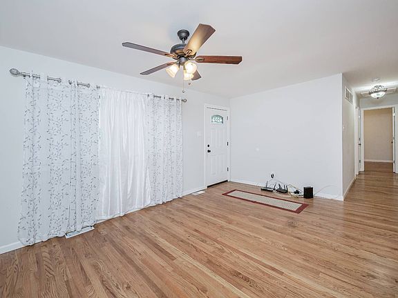2nd image of 1015 Campion Ln