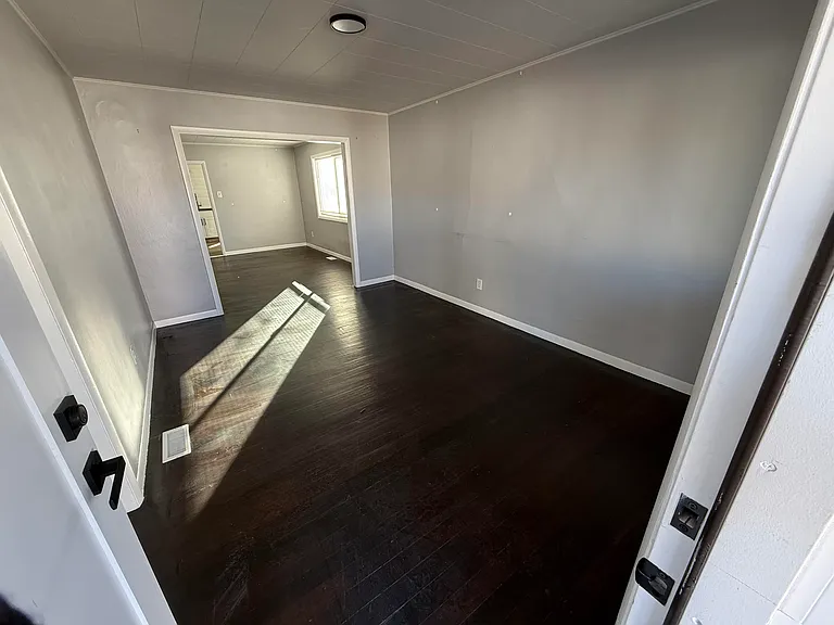 118 L St — Photo 2