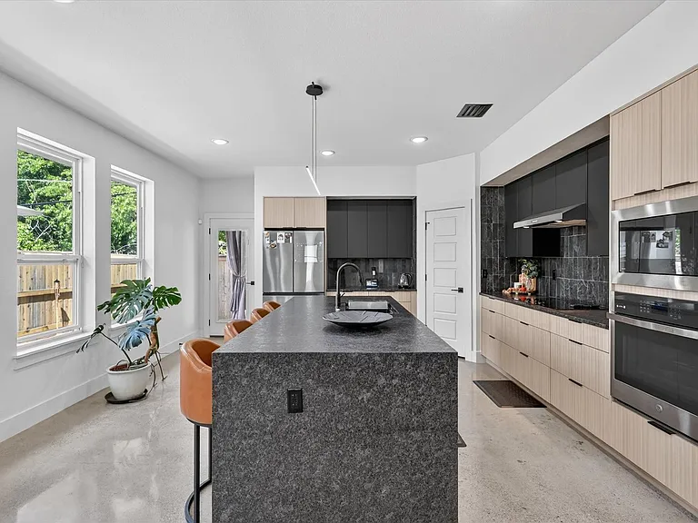 1941 Glenmore Ave — Photo 10