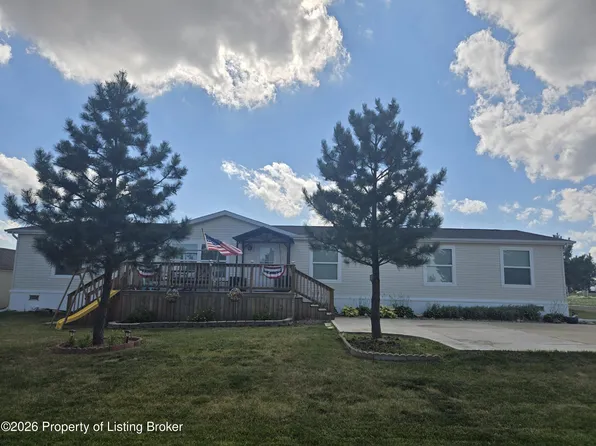926 Sorrel Ln, Dickinson, ND 58601