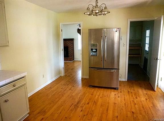 3rd image of 8205 Meadowind Cres