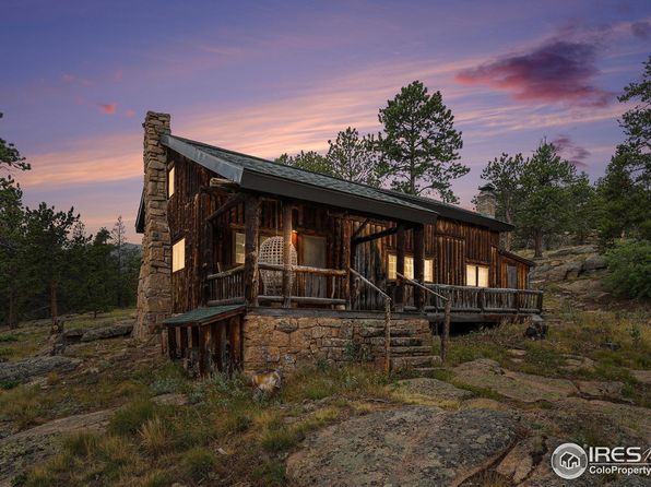 洋書 Mountain Houses Mummy Mountain estate with giant granite rock inside listed