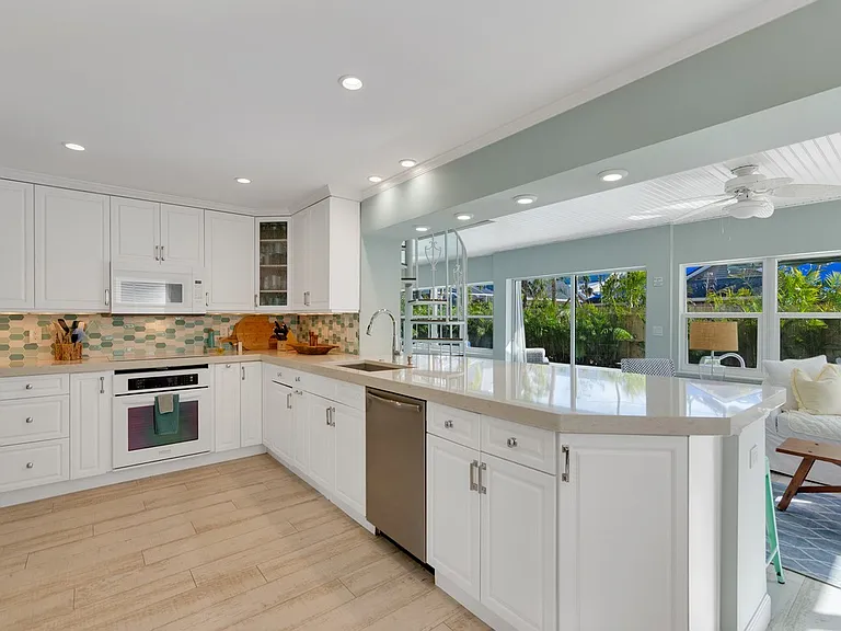 610 Honeysuckle Ln — Photo 8