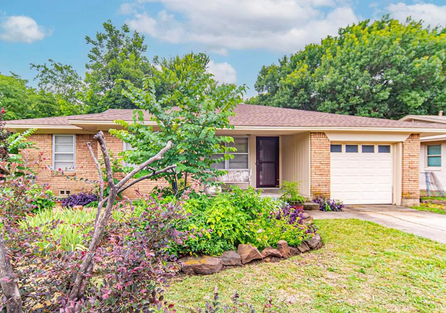 Charming 3/1 in North Denton — Photo 1