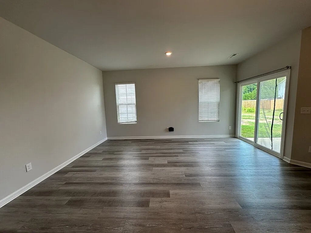 3 bed, 2.5 bath, 1622 sqft, $1,595 — Photo 3