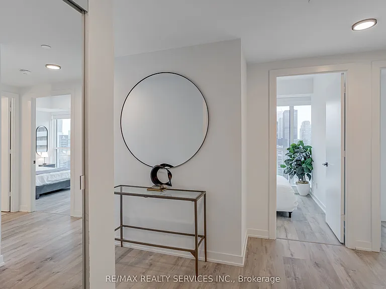 327 King St W #4106 — Photo 13