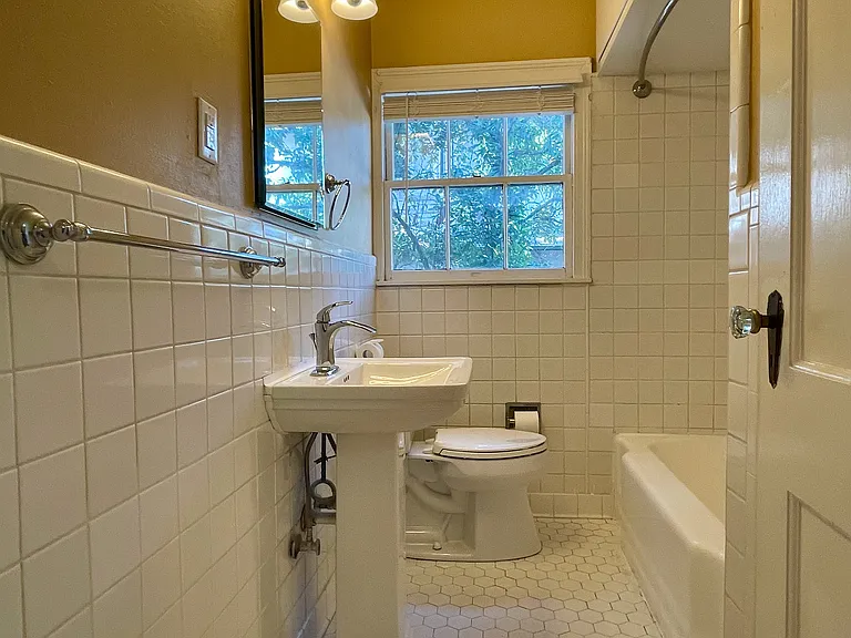 2420 Hartford Rd — Photo 11