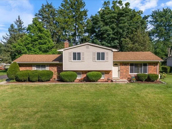 3608 Lake Oakland Shores Dr, Waterford, MI 48329