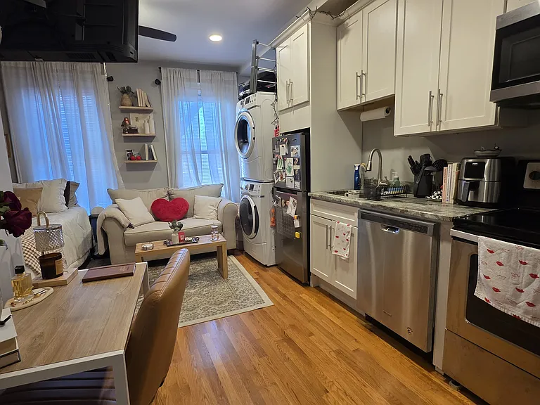 470 E 4th St #6 — Photo 7