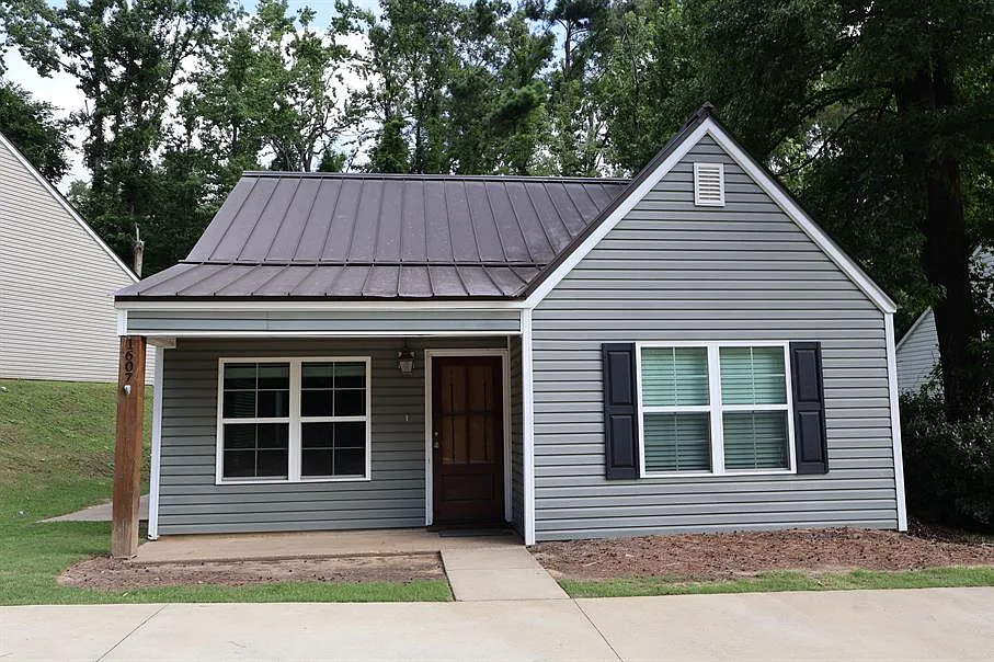 1607 Oxford Place — Photo 1
