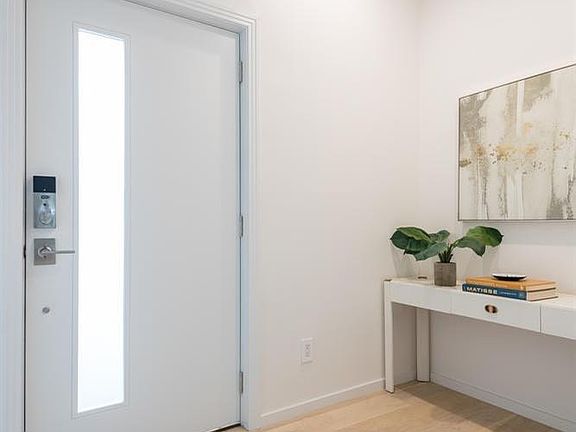 4th image of 2716 Mary St