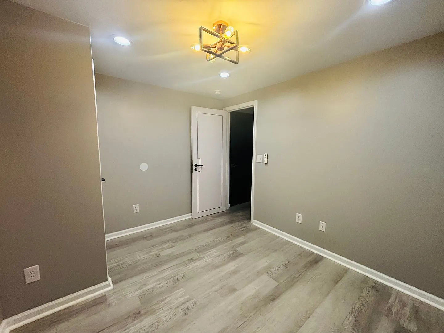 1 Bedroom 1 Bath Apartment *Newly Renovated Summer 2023* — Photo 3