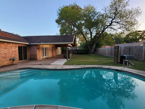 17627 Huntersglen Cir