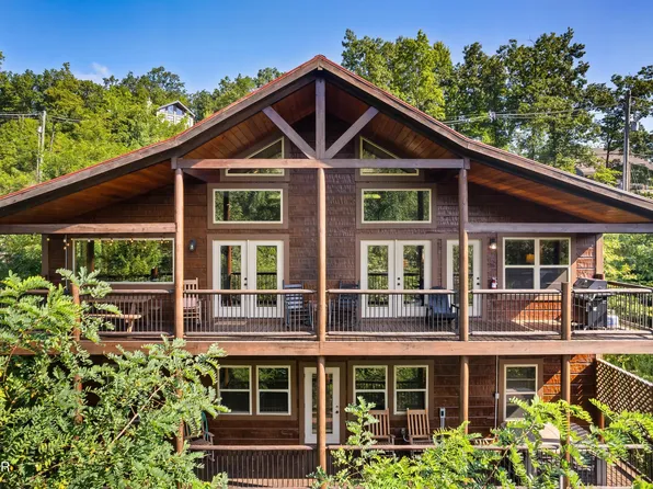 1017 Wiley Oakley Dr, Gatlinburg, TN 37738