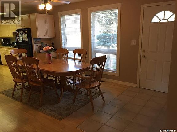 4th image of 402 4th Ave W