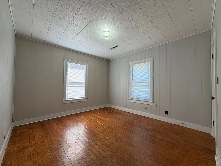 403 SW East St — Photo 11