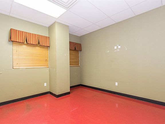 4th image of 1000 E Houston St