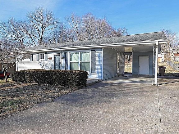 3rd image of 2746 Chrysler Ave