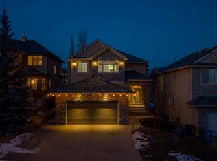 70 SE Royal Ridge Mnr NW, Calgary, AB T3G 5Z1