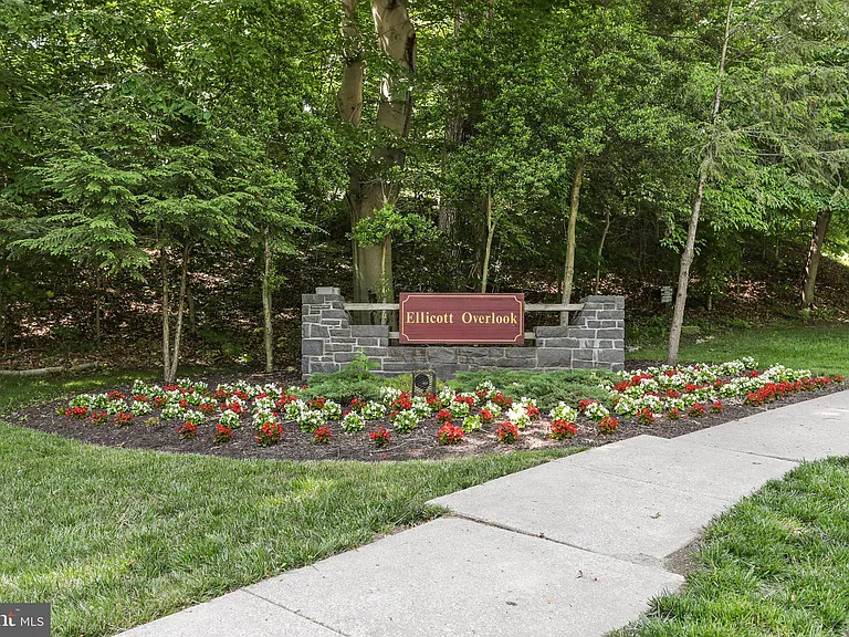 8818 Papillon Dr — Photo 44