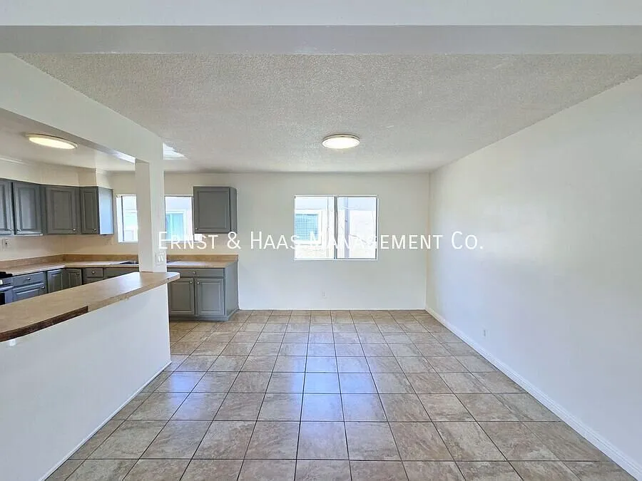 Lovely 3-Bedroom Ground Level Apartment in Central Long Beach! — Photo 3