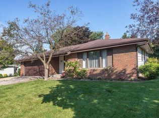517 Hollybrook Ln, Saukville, WI 53080