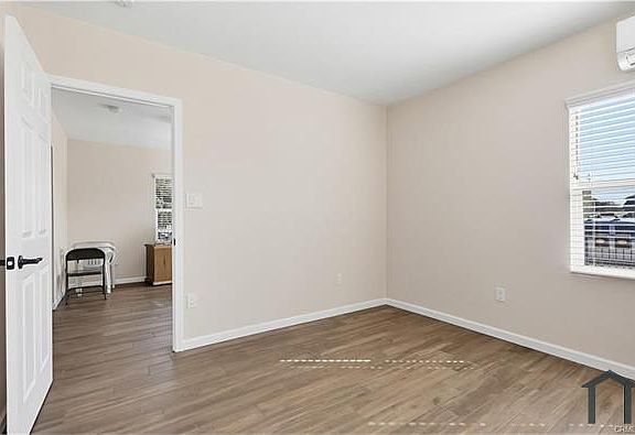 3rd image of 1033 E 57th St