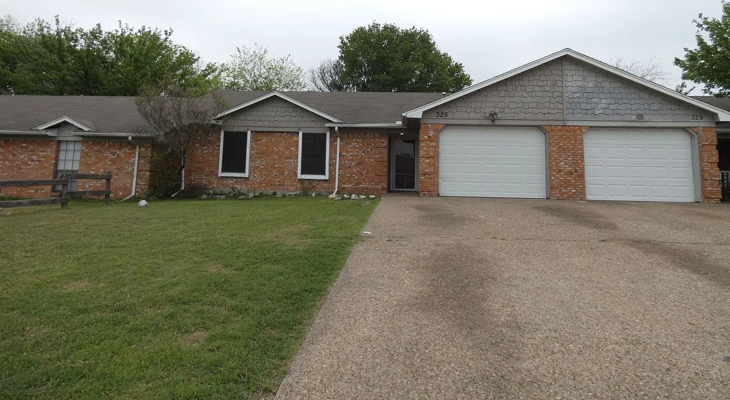 Clean & move in ready 3/2/1 duplex/townhouse in Saginaw! 325 Asbury Drive, Saginaw, TX 76179 — Photo 1
