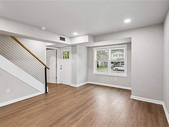 4th image of 924 Ivy Ave