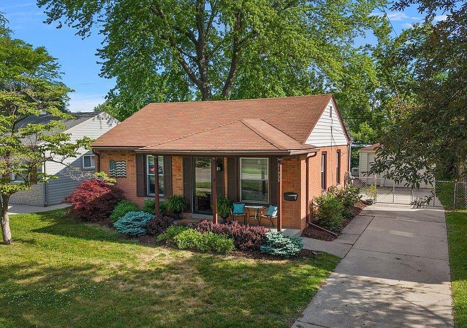 1st image of 21935 Lange St