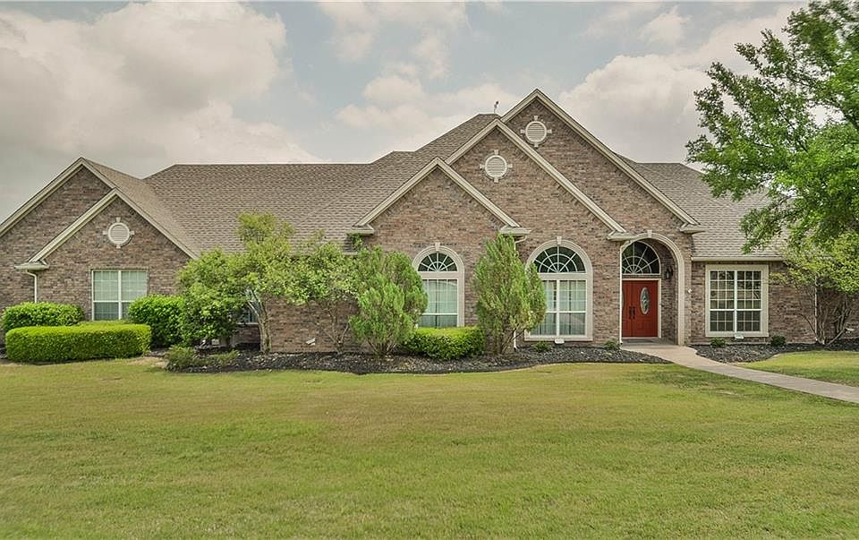 1st image of 300 Lantana Dr