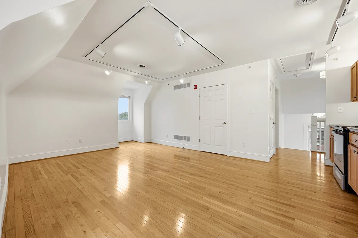 2 bed, 1.0 bath, $2,175 — Photo 2