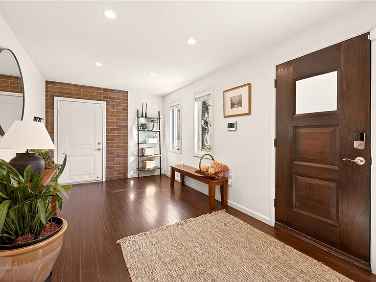 330 Kilbourn Rd — Photo 4