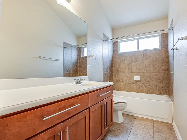 562 White Cyn — Photo 22