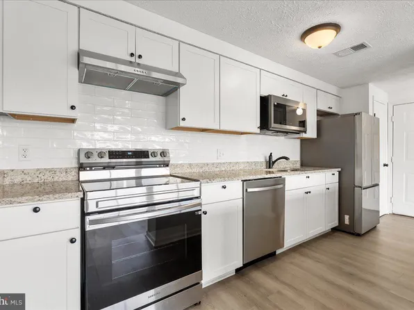 3371 Yost Ln APT 201, Dumfries, VA 22026