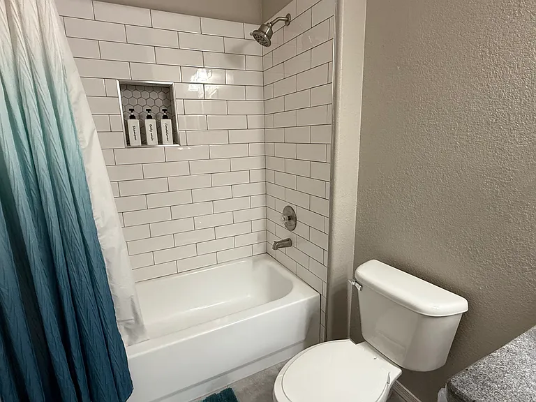 Guest bath - attached to 2nd bedroom with hall access / Jack 'n Jill