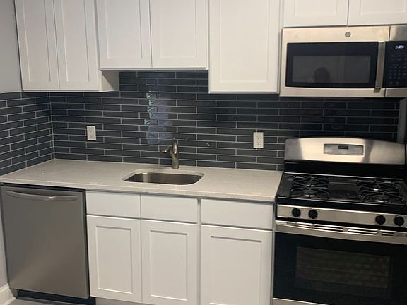 5th image of 24 Vine St Floor 1
