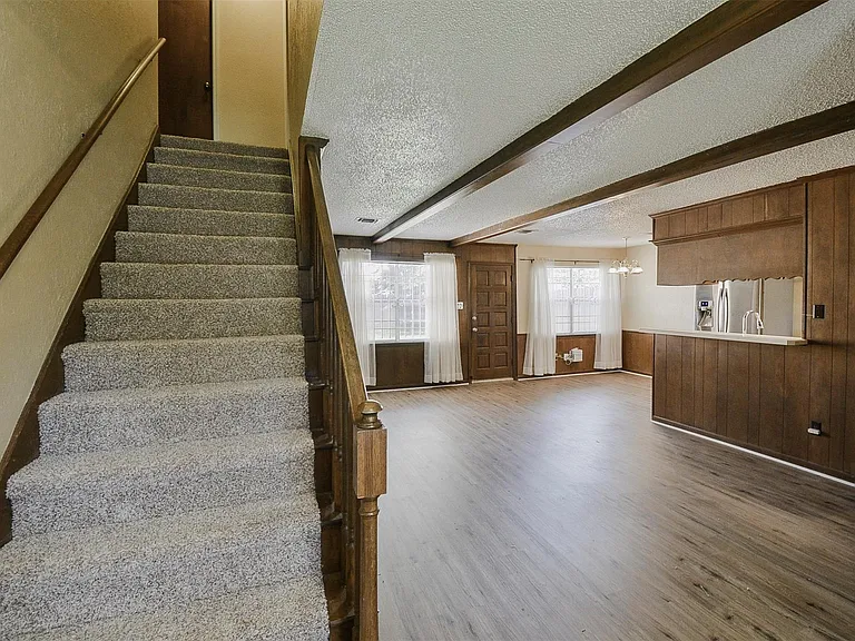 13915 Roundstone Ln — Photo 5