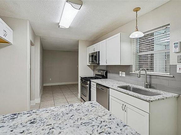 3rd image of 39291 Oak St