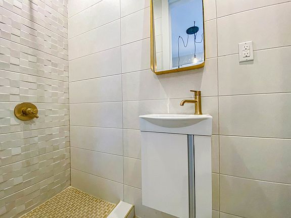 4th image of 358 Irving Ave #2Q