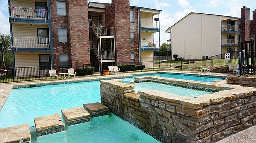 Easton Parc Photo 1