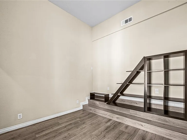 542 N Waverly St — Photo 34