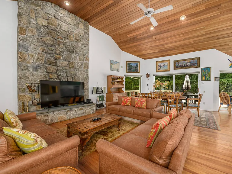 21 Woodland Way — Photo 2