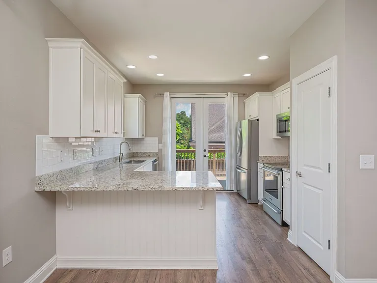 401 King St — Photo 11