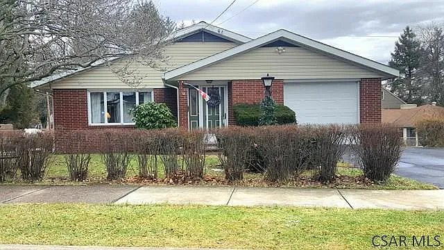204 Thoburn St photo 1