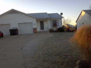 906 Vos St, Jenison, MI 49428