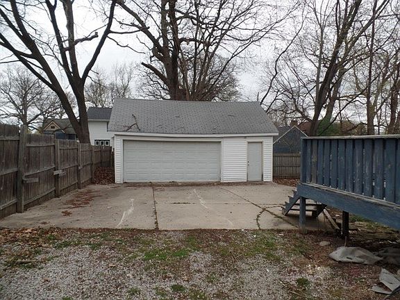 3rd image of 716 Woodlawn Ave